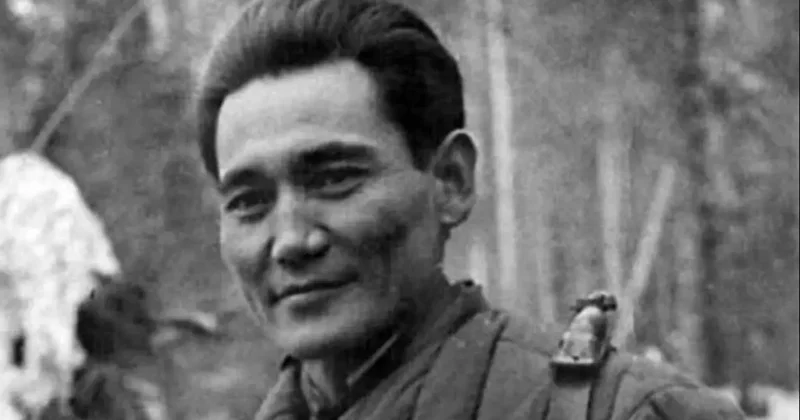 Президент Казахстана присвоил Бауыржану Момышулы звание "Халық қаһарманы"