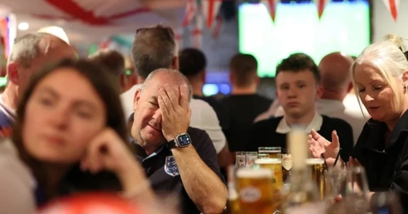 Ұлыбританияда пабтар салықтың өсуіне наразылық ретінде саясаткерлерді кіргізбей жатыр