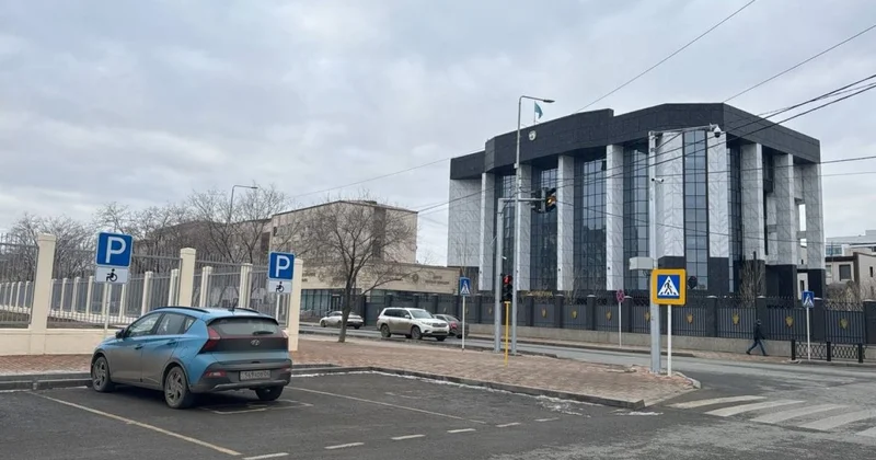 Родственники задержанных по делу стоматологии собрались у прокуратуры Атырауской области