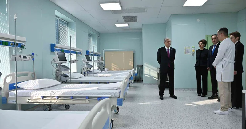 Токаев ознакомился с работой аритмологической клиники в Таразе