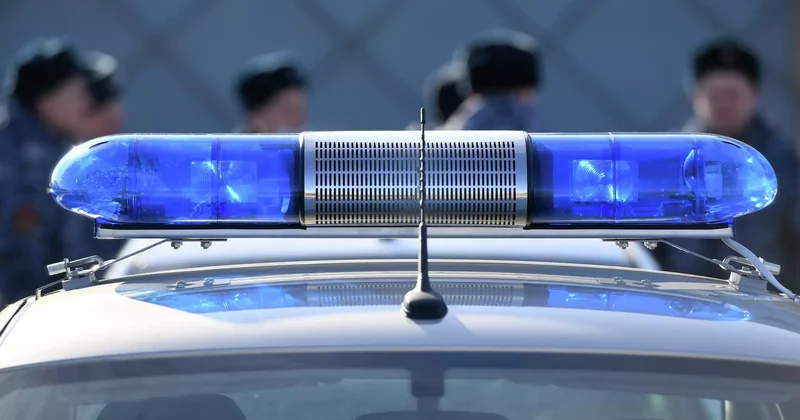 Подъездің алдында ұстады : полиция көліктерін өртеген зейнеткер қамауға алынды