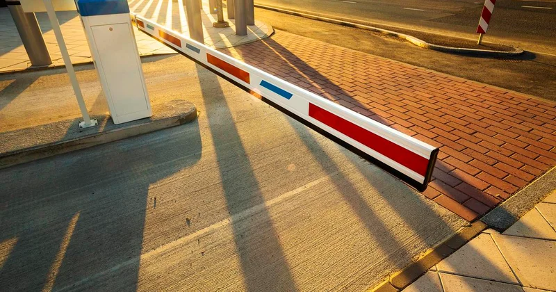 ОСИ перекрыло проезд жильцам в Астане: спор из за шлагбаума дошел до суда