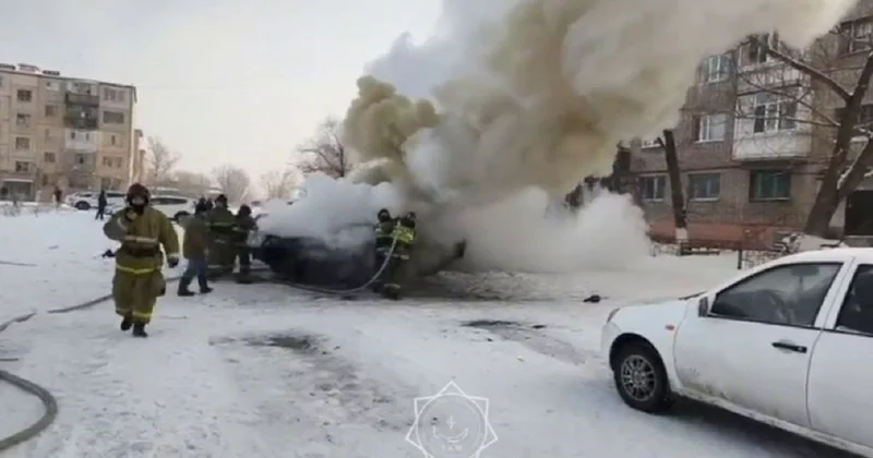 Автомобиль с газовыми баллонами загорелся в Костанайской области (видео)
