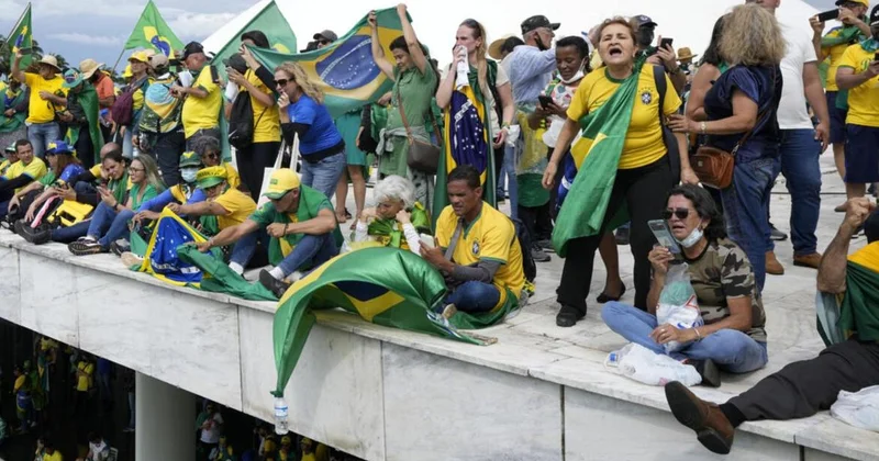 В Бразилии молния ударила в толпу протестующих: пострадали более 70 человек