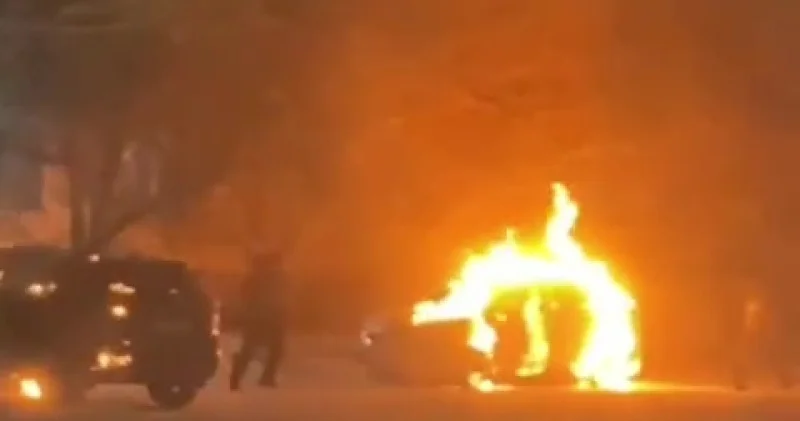 Семейде ер адам полицияның екі көлігін өртеп жіберген: 26 қаңтар 2026, 10:36 жаңалықтар