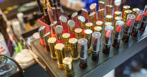 Какие добавки делают опасной губную помаду эксперт