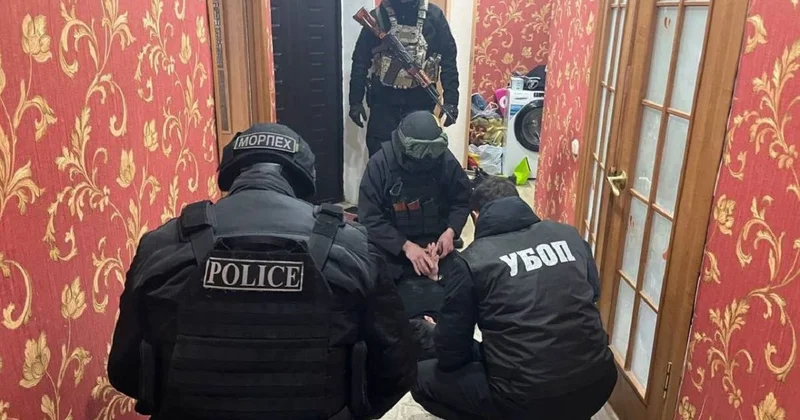 Ранее судимых жителей Уральска задержали по подозрению в вымогательствах (видео)