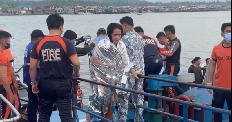 Филиппинде паром аударылып, жүздеген жолаушы жоғалып кетті