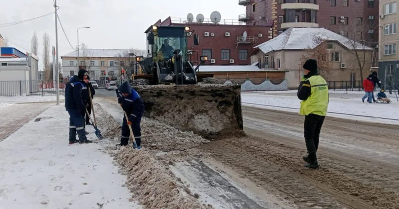 Қысқы қарбалас: коммуналдық қызметкерлер қар тазалауда