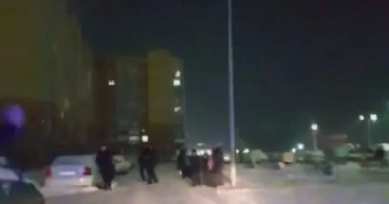 20 человек эвакуировали полицейские из за пожара в девятиэтажке в Уральске (видео)