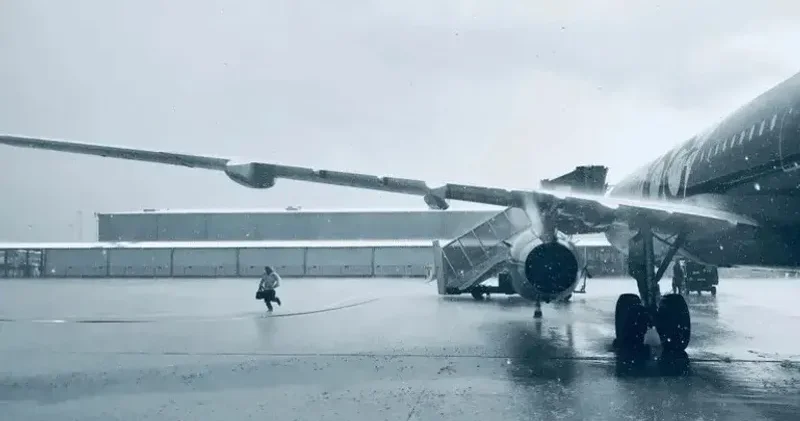 Ақтау Астана рейсінде дәрігер талмасы ұстаған жолаушыны құтқарды