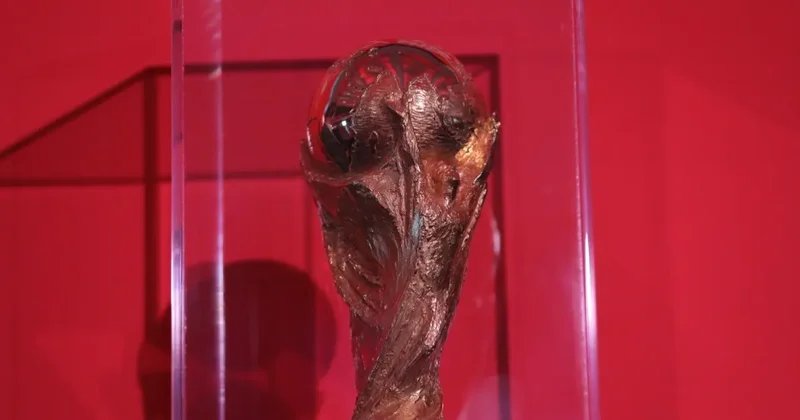 Марко Матерации представил оригинальный кубок чемпионата мира по футболу в Алматы