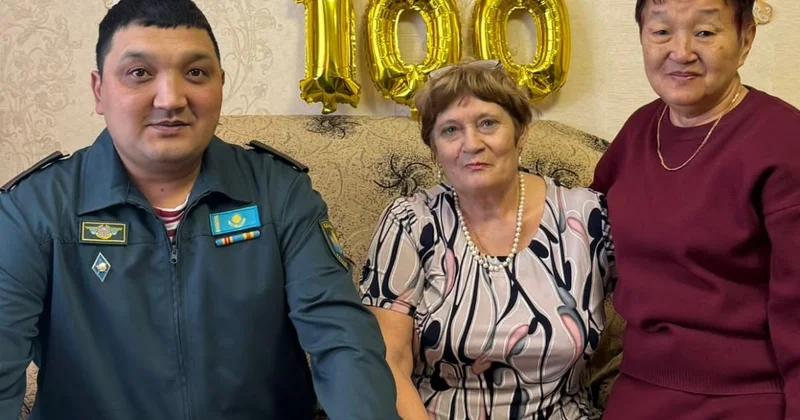 Военнослужащие Нацгвардии поздравили столетнего ветерана ВОВ в Павлодаре