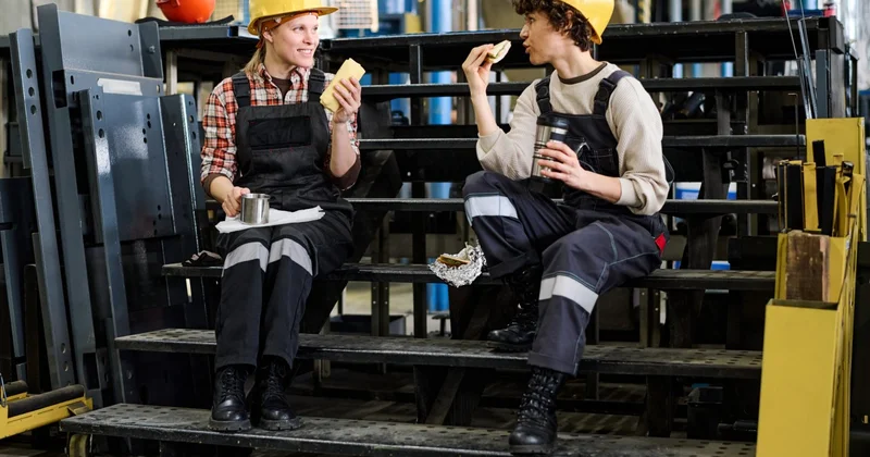 Транспорт растёт, а ЖКХ проседает. Что происходит с производительностью труда в Казахстане