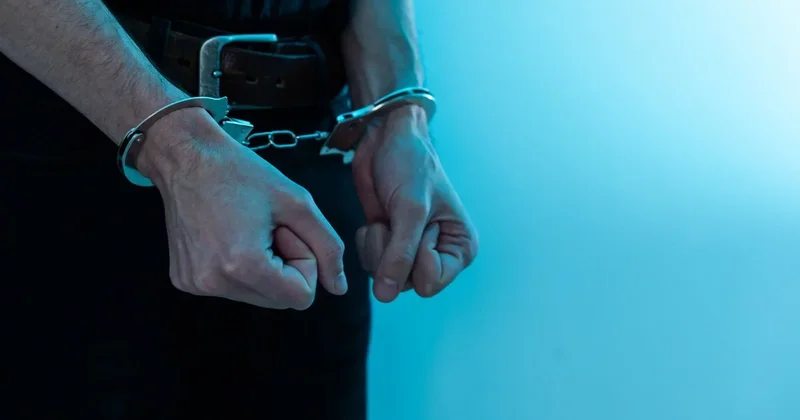 Люди в масках ограбили дом и закрыли семью с малышом в погребе в Акмолинской области