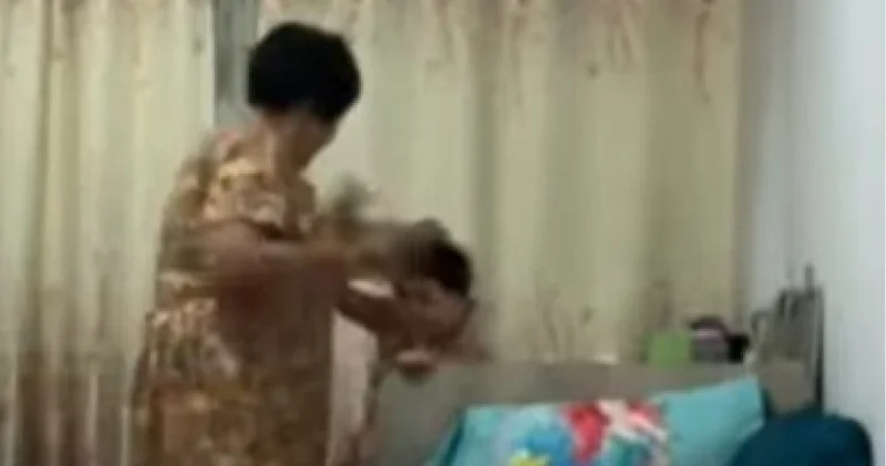 Ішіп алып ұрған : Құндыз бен Назгүлді асырап алған әйелдің балаларды азаптаған видеосы тарады