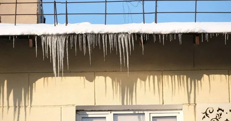 Сосульки на крышах домов в Алматы: кто должен их убирать