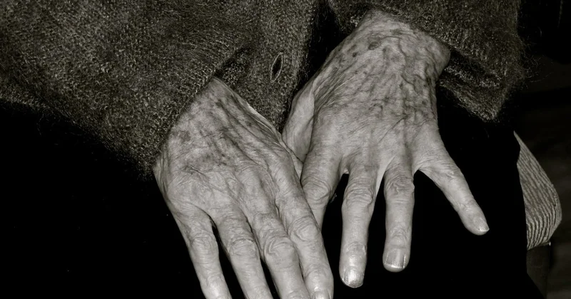 Таскал по дому и бил по лицу: напали на дочь ветерана ВОВ в Актобе