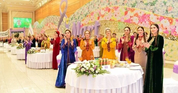 Түрікменстан әйелдеріне Халықаралық әйелдер күніне орай ақшалай сыйлықтар табысталады