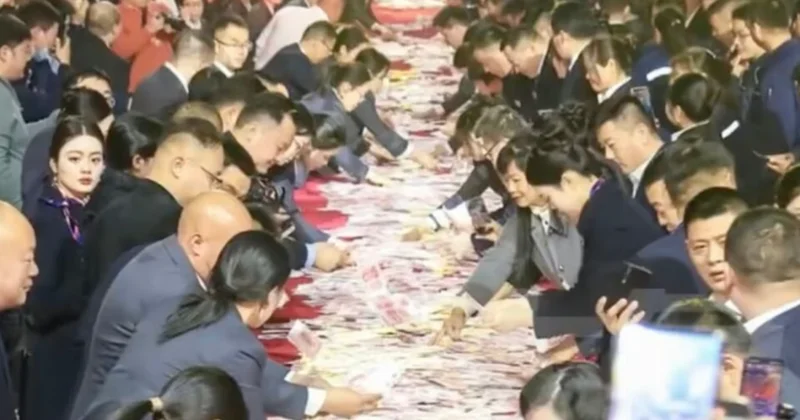 Начальник раздал подчиненным 4,35 млрд тенге наличными на корпоративе