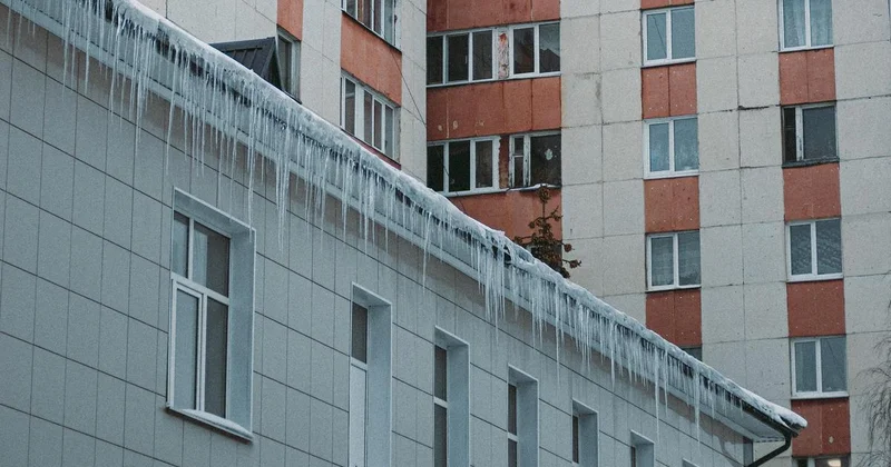Свисающие сосульки и скопление наледи: жителей Алматы предупредили о неожиданной угрозе