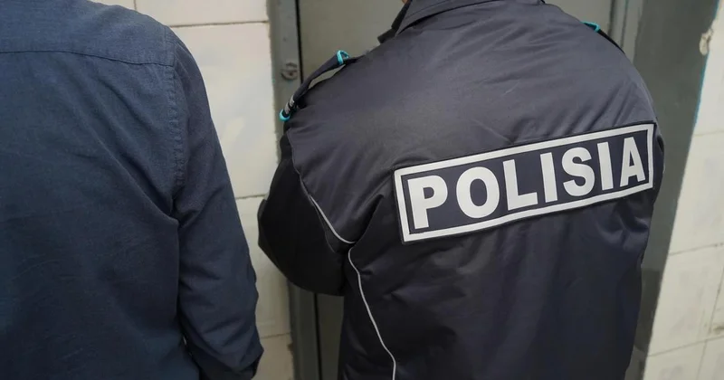 Прибывшим на вызов полицейским пришлось вскрывать квартиру в Актау: задержаны трое человек