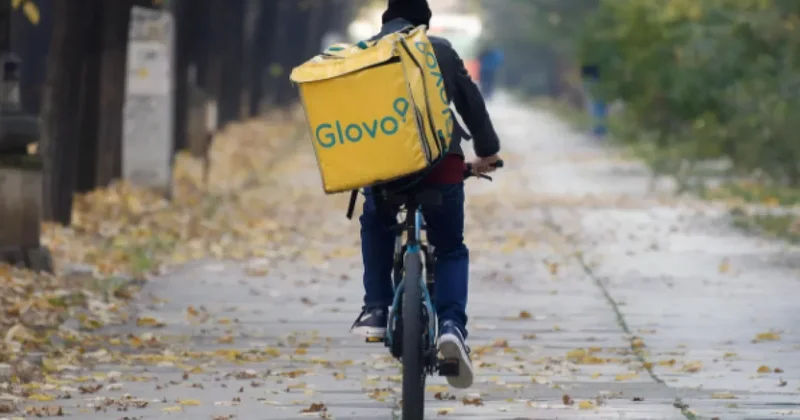 Серьёзно усилить контроль над работой сервисов доставки и курьеров планируют в Алматы