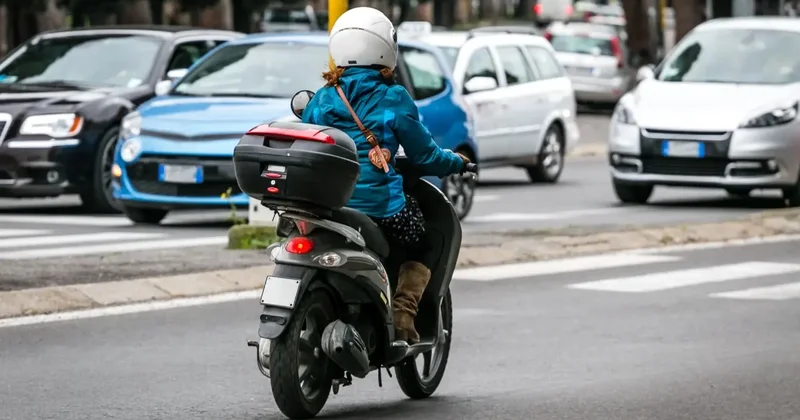 "Безопасность нельзя приносить в жертву выгоде". Полиция обнародовала кадры аварий с курьерами в Алматы
