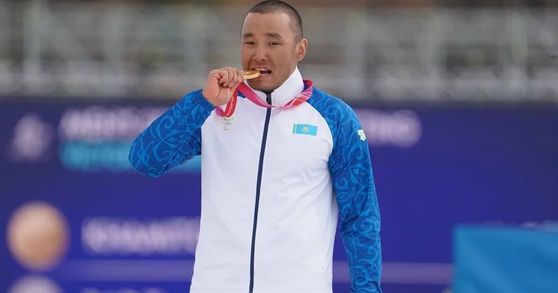 Токаев наградил чемпиона зимних Паралимпийских игр Ербола Хамитова