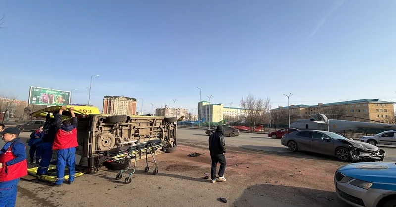 Ақтөбеде жүкті әйелді алып бара жатқан жедел жәрдем көлігі аударылып қалды