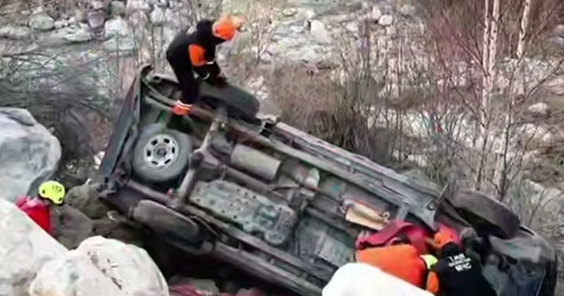 Легковушка застряла в русле реки в Алматы (видео)