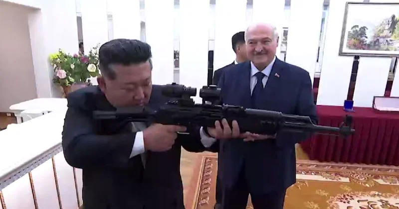 На случай, если враги появятся : Лукашенко подарил Ким Чен Ыну автомат (видео)
