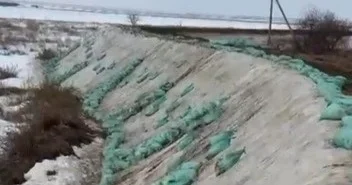 СҚО да Алматы облысынан келген әскери қызметшілер бөгеттерді нығайтуға көмектесіп жатыр