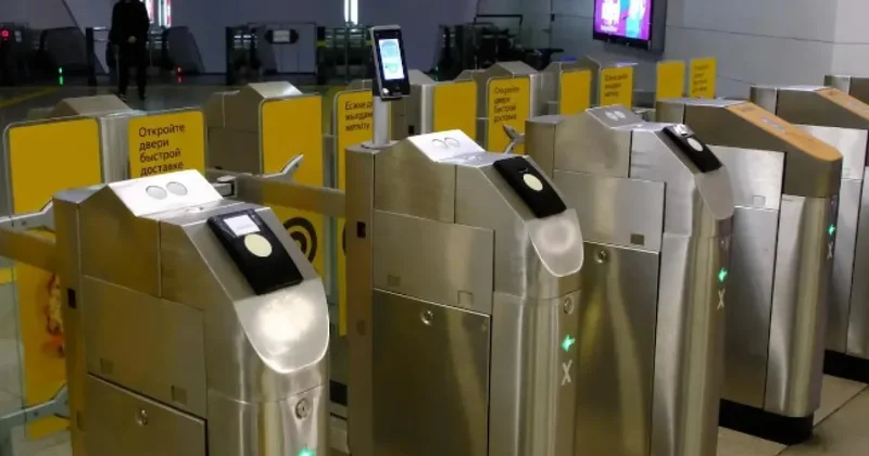 В метро Алматы образовались толпы из за новых терминалов