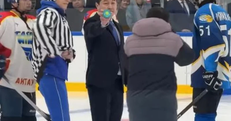 Аким Мангистау остановил игру с шайбой с флагом Казахстана (ВИДЕО)