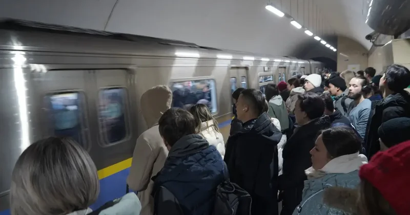 Новые турникеты привели к очередям в метро Алматы