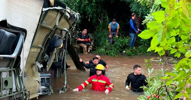 Бангладеште жолаушылар автобусы өзенге құлап, 18 адам көз жұмды