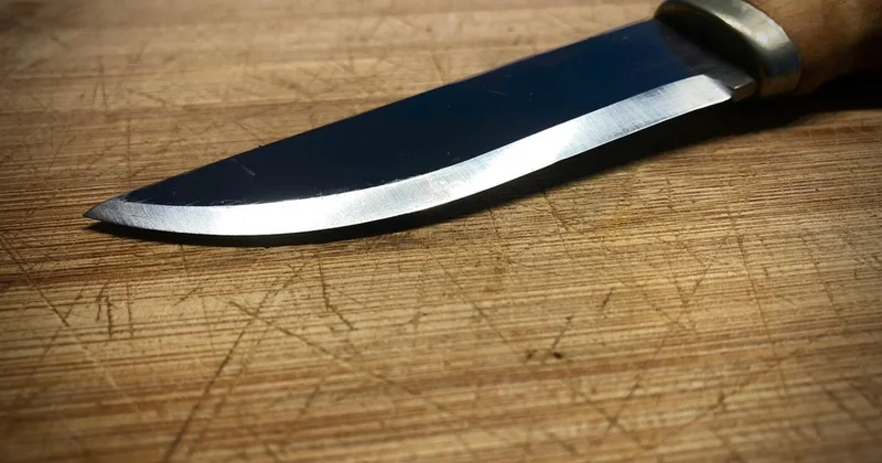 Осталась насечка на позвоночнике: несовершеннолетнюю с ножевым ранением спасли в ВКО