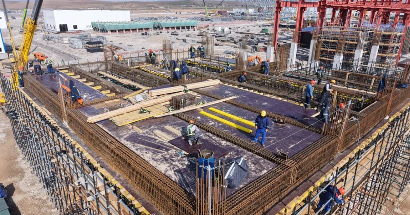 Олжас Бектенов проверил ход строительства крупной газовой электростанции на юге Казахстана