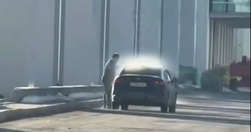 Зато экологично : водитель помыл машину под струей воды с LRT в Астане