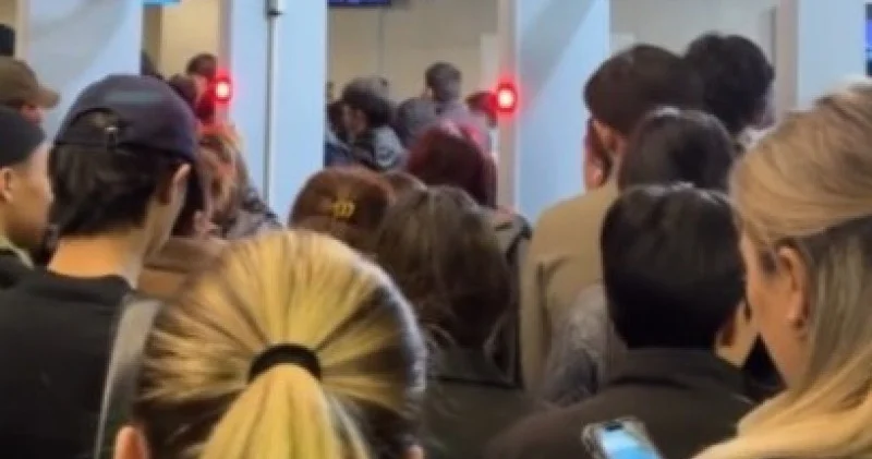 Алматы метросында жаңа турникеттерге байланысты кезек пайда болды: видео