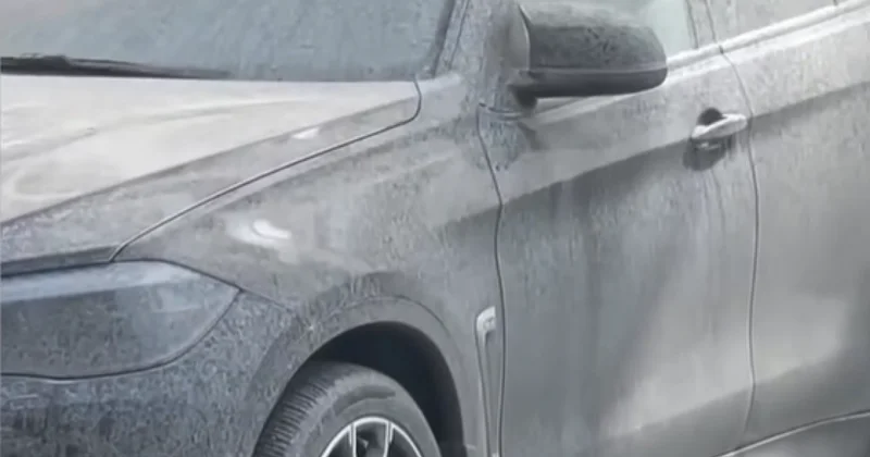 Загадочные пятна после дождя встревожили жителей Атырау (ВИДЕО)