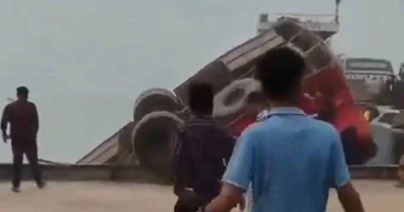 Автобус упал в реку в Бангладеш: погибли 18 человек (видео)