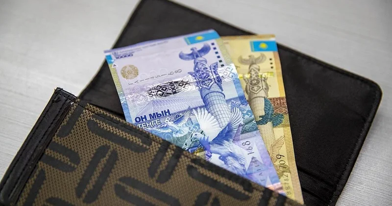 Казахстанцы смогут использовать старые 10 000 тенге до лета 2027 года