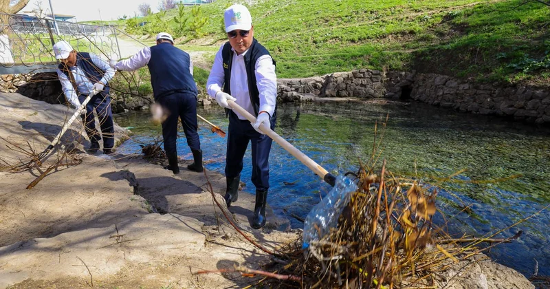 Олжас Бектенов Ақ Ата бұлағын тазарту жұмысына атсалысты