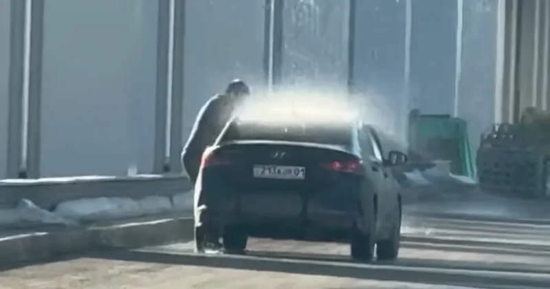 Мужчина мыл машину под льющейся водой с LRT в Астане