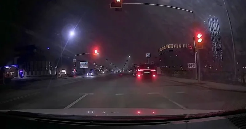 Ночами гоняют : опасная ситуация на дорогах попала на видео в Астане