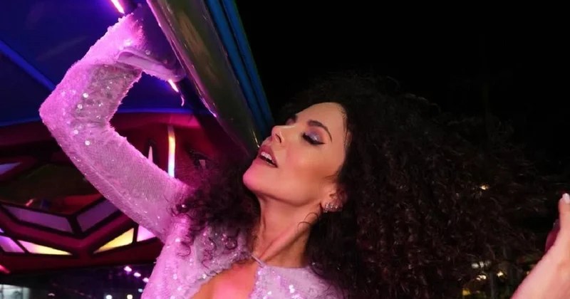 Настя Каменских запечатлелась в Майами в наряде с глубоким декольте