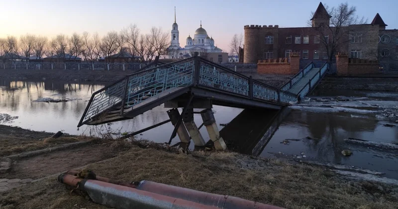 Көкшетауда балабақша маңындағы апатты көпір құлады