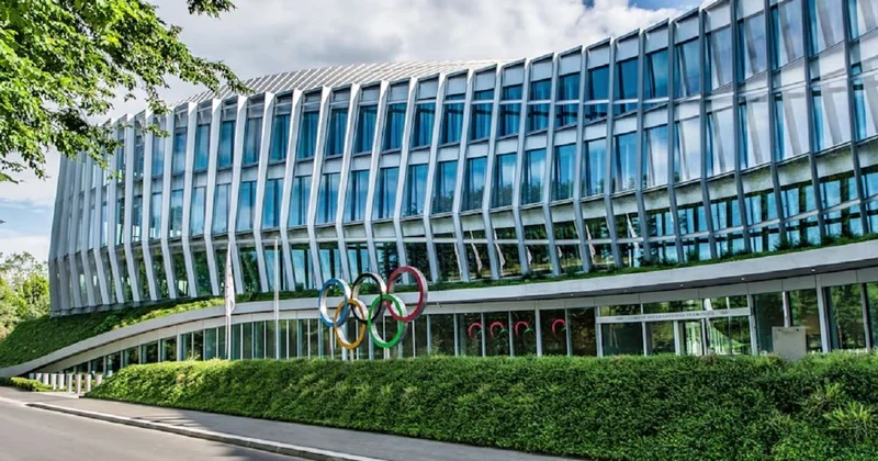 Трансгендерам официально запретили участвовать в женских соревнованиях: заявление МОК